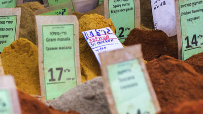Open-air markets expose travelers to a variety of regional dishes and ingredients, local food vendors and local shoppers. // © 2014 Thinkstock F