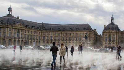 Those visiting Place de la Bourse may see nearby mist transform into a shallow reflecting pool. // © 2016 Deborah Dimond 2