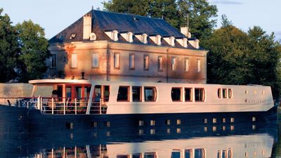 Clients can enjoy the scenery from the barge’s open-air deck. // © 2013 French Country Waterways 3