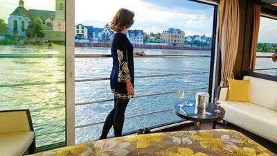 The 11-foot wall of glass on Suite Ship vessels // © 2014 Avalon Waterways 2