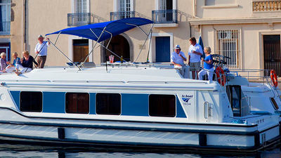 Self-drive boats allow clients to choose where they dock, allowing them to form an itinerary that best suits their interests. // © 2016 Le Boat