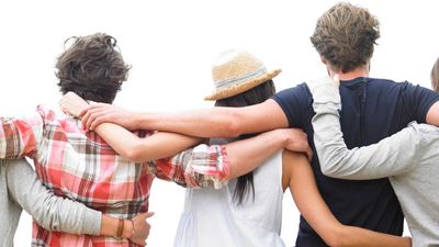 Singles and solo travelers can mix and mingle with like-minded travelers. // © 2015 iStock 3