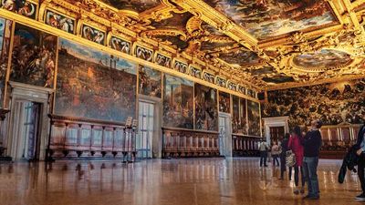 Luxury Gold clients in Venice, Italy, visit Doge’s Palace. // © 2017 Luxury Gold