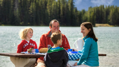 Travelers bring fare from the weekly Banff Farmers Market for a picnic at Two Jack Lake. // © 2015 Banff Lake Louise Tourism/Paul Zizka 2