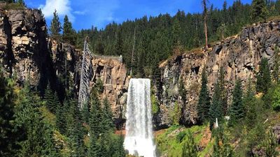 Adventurers will love the wide variety of outdoor activities in Bend, Ore., such as visitng Tumalo Falls. // © 2016 Valerie Chen 2