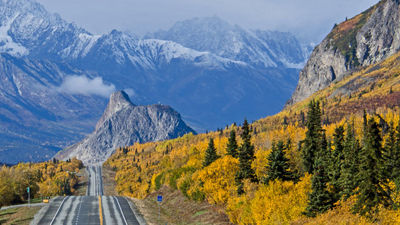 See spectacular fall colors along the Glenn Highway National Scenic Byway. // © 2017 Getty Images