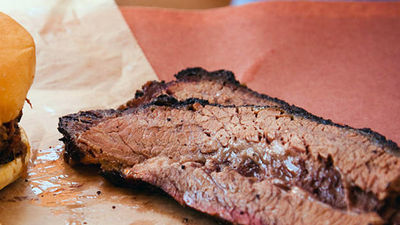 Guests on Austin Eats’ Best of Austin Food Truck Bus Tour don’t have to wait in line for La Barbecue’s appetizing food-truck eats. // © 2015 La Barbecue
