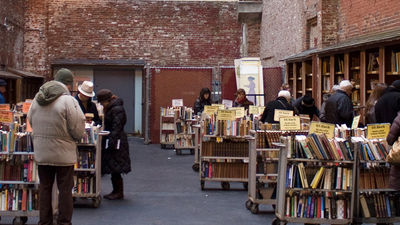 Brattle Books’ outdoor sales rack is a popular stop for locals and tourists alike. // © 2015 Creative Commons User comstock