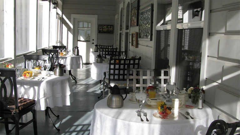 During the summer, breakfast is served on the quiet veranda.