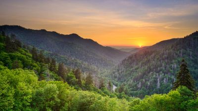 With towering mountains, ridges, caves and rivers, the Smokies region and surrounding landscapes are both family-friendly and full of adventure.