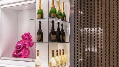 Bottles of bubbly surround Jeff Koons “Balloon Venus” sculpture in the new Mr Chow lobby. // © 2016 Caesars Entertainment