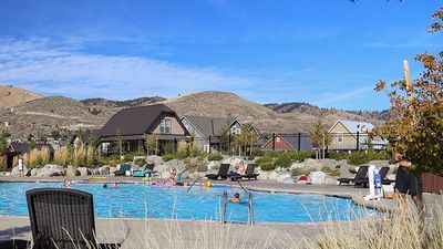 At The Lookout, cottages surround a central park with a swimming pool, barbecues, play areas and outdoor movies, designed to bring guests together. // © 2017 The Lookout
