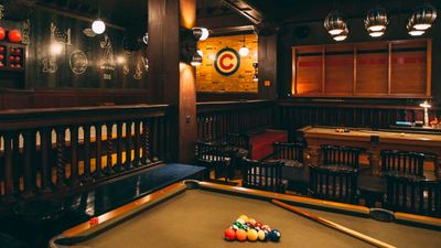 Kick back at Chicago Athletic Association Hotel’s Game Room bar and lounge. // © 2016 Clayton Hauck