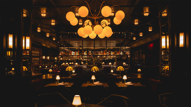 Bavette’s Steakhouse & Bar transports diners to 1920s Chicago.