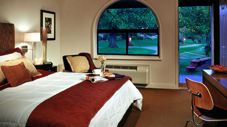 A deluxe king guestroom