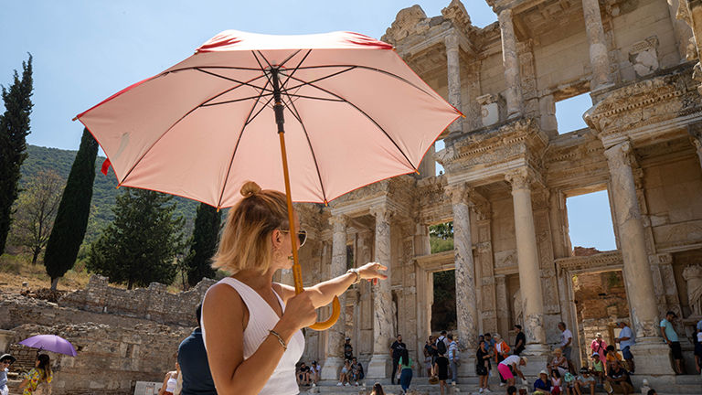 Oceania sometimes bundles free tours into special promotions.