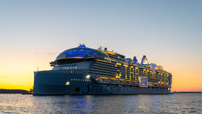 The Star of the Seas carries 5,610 guests; it currently falls into the largest ship series in the world.