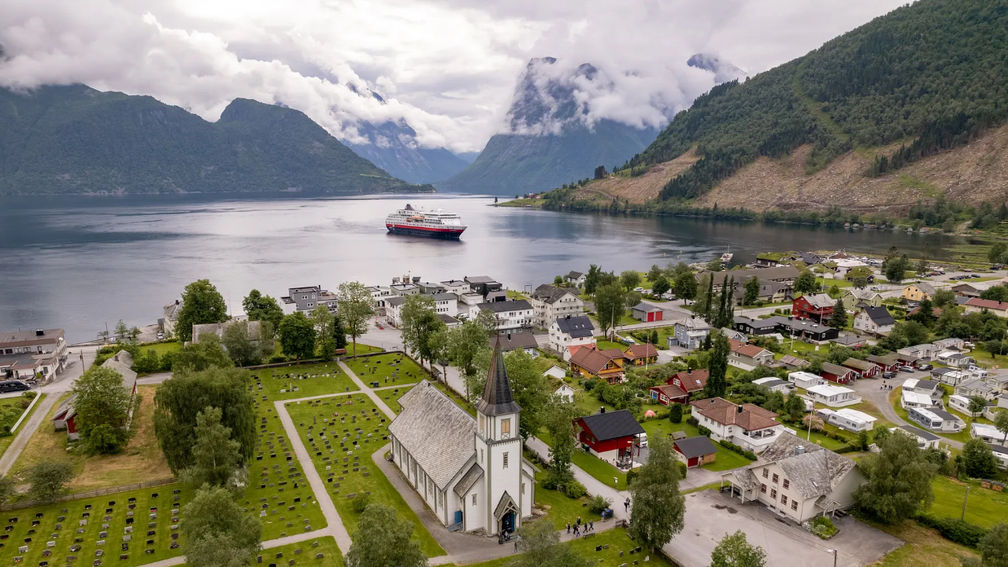 North American Trade Sales Surge 72% as Hurtigruten Posts Record 2025 Revenues
