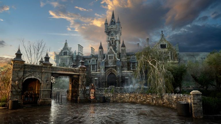 Monsters Unchained: The Frankenstein Experiment is inhabited by 14 realistic animatronic figures.