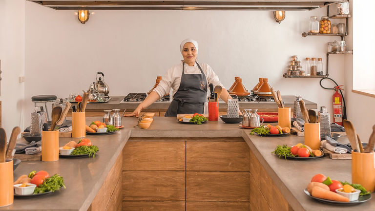 L’Atelier cooking class participants buy produce at the market before preparing their dishes.