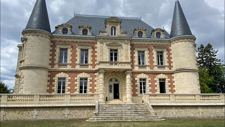 Rencana perjalanannya mencakup tur ke puri pedesaan bersejarah.