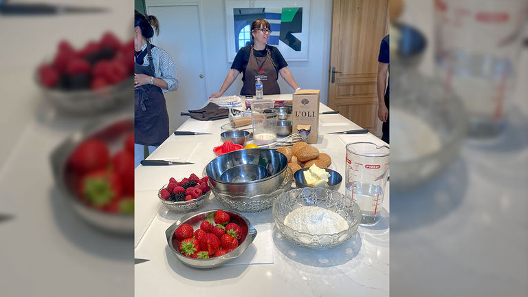 Para tamu dapat mendaftar untuk tamasya memasak kue opsional.