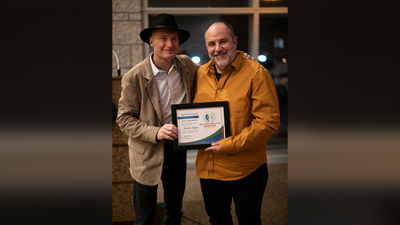 Rainer Jenss (left), president and founder of the Family Travel Association, congratulates Ken Shapiro, Publisher and Editor-in-Chief of TravelAge West.