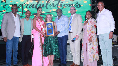 2019 top booker Lindsey Johnson (fourth from left) with Donovan White (left), director of tourism for Jamaica, and Edmund Bartlett, minister of tourism for Jamaica (fourth from right)