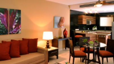 Sunset Plaza Impresses Guests