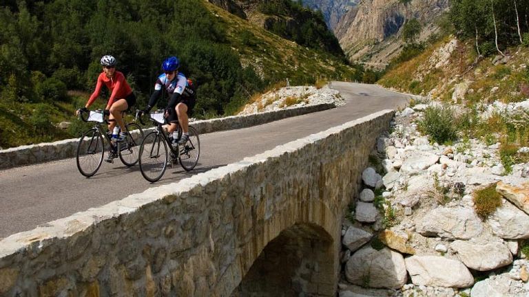 Like many operators, Trek Travel relies on the expertise of its guides to assist cyclists. // © 2016 Trek Travel