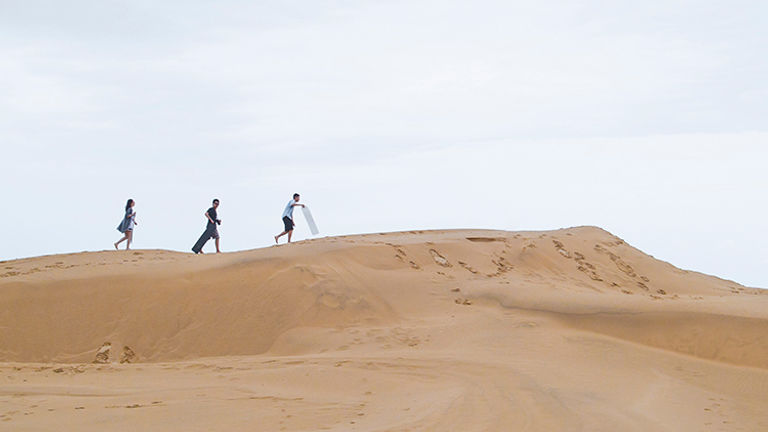 Kids and adults can give sandboarding — riding a wakeboard or a similar board down the dunes — a try. // © 2015 Thinkstock