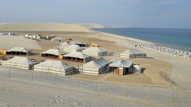 Gulf Adventures’ desert camp in the Inland Sea area // © 2015 Gulf Adventures