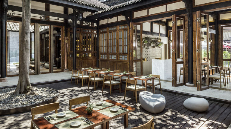 The on-site Teahouse restaurant offers vegetarian dishes.