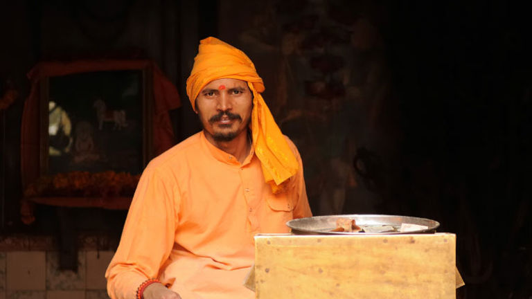 A vendor sells snacks in vegetarian Rishikesh // © 2014 Shutterstock