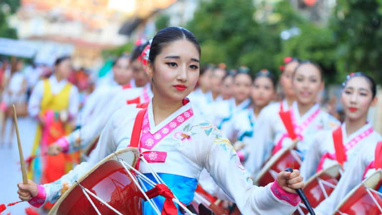 For an extra-enriching experience, inform clients about Korean festivals and ceremonies taking place during their travel dates. // © 2016 iStock