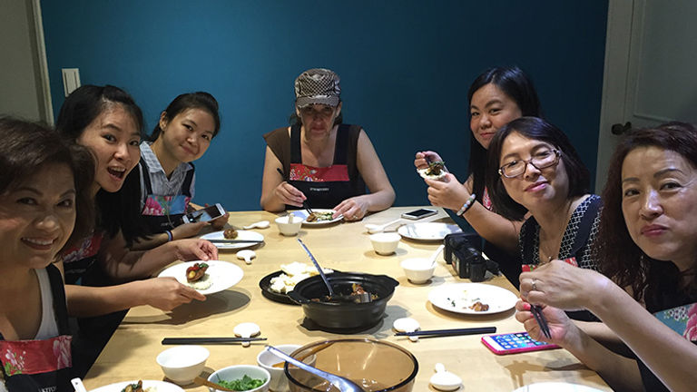 After cooking, groups can enjoy their meal together. // © 2016 Ivy’s Kitchen