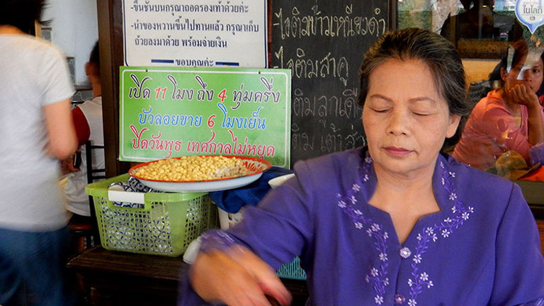 The owner and founder of the store Raan Kong Wan Pa Nim makes “khanom bua loi,” a popular Thai dessert. // © 2015 Shane Nelson