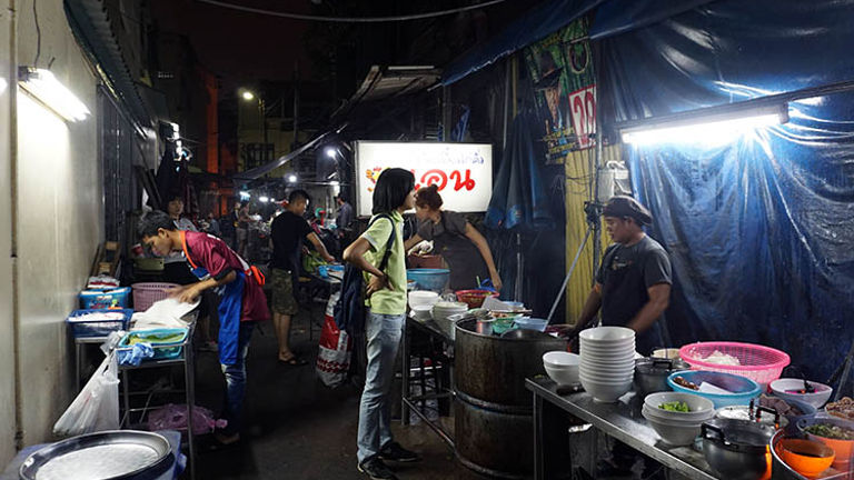 Alleyways sometimes serve as a makeshift kitchen for restaurants. // © 2017 Valerie Chen