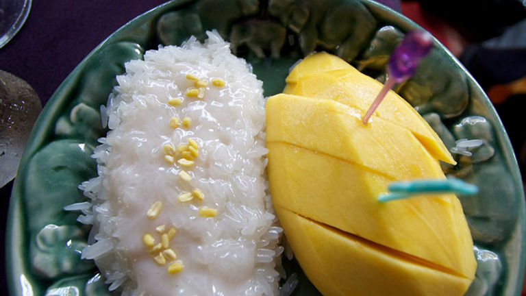 No trip to Thailand is complete without trying the classic Thai dessert of mango sticky rice (khao neow mamuang). // © 2017 Creative Commons user lws