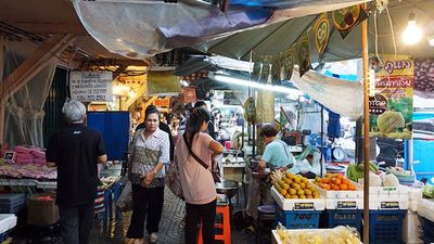 In Bangkok, travelers have a wide variety of affordable food to choose from, including cheap eats peddled at curbside stalls. // © 2017 Valerie Chen