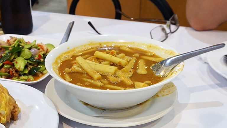 Don’t miss a chance to eat kaeng kari, a type of yellow curry, which features an array of spices, coconut milk and ingredients ranging from seafood to fruit. // © 2017 Valerie Chen