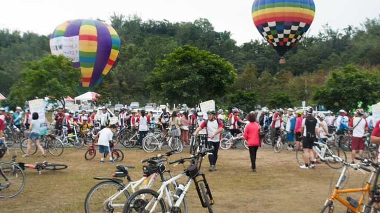 The Come! Bike Day ride around Sun Moon Lake is a family-friendly part of the annual Taiwan Bicycle Festival. // © 2014 Mindy Poder 