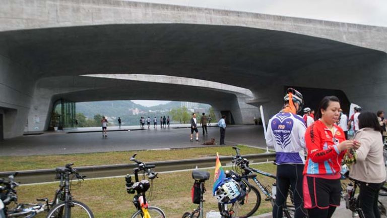 Before the start of Come! Bike Day, participants gathered around the Xiangshan Visitor Center of Sun Moon Lake, a popular biking spot in Taiwan. // © 2014 Mindy Poder F