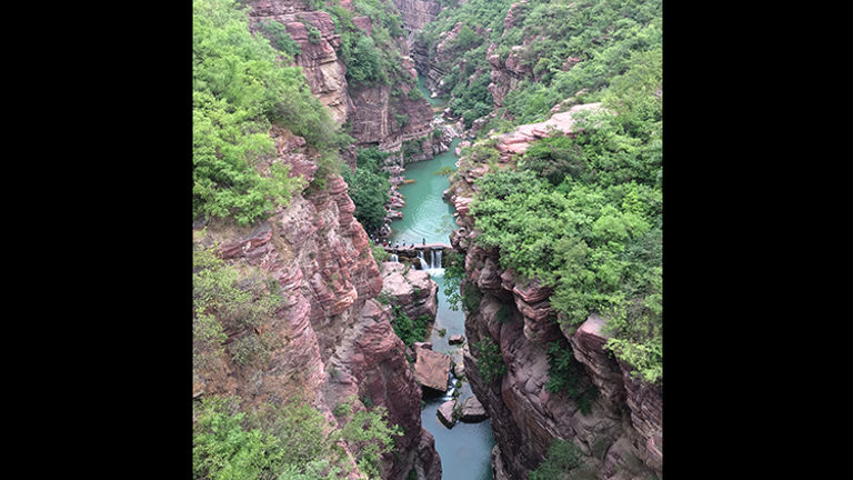 Visitors can look down into the gorge from the entrance. // © Michelle Juergen