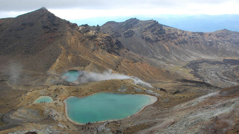 The view of the Emerald Lakes from the summit of the Tongariro Alpine Crossing // © 2017 Creative Commons user pierreroudier