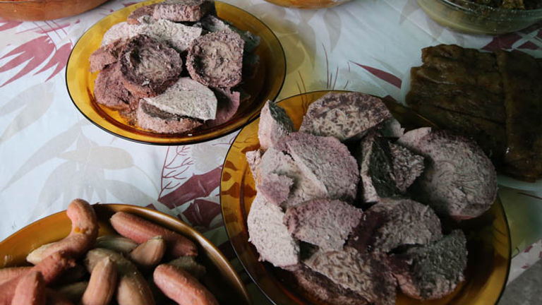 Guests can join the owner of Pension Vaimano for a special ahimaa (above oven) cookout. // © 2017 Mindy Poder