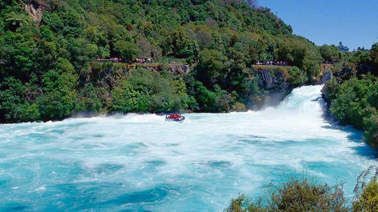 For a close-up experience, travelers can book a jet boat trip. // © 2017 Creative Commons user run2000