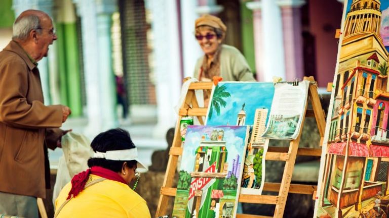 Local artists often mingle with tourists. // © 2015 IStock
