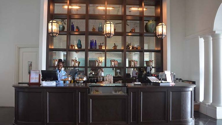 Lester’s Cafe is located in the resort’s lobby. // © 2016 Parm Parmar