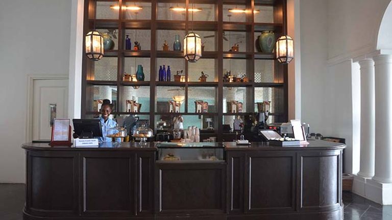 Lester’s Cafe is located in the resort’s lobby. // © 2016 Parm Parmar
